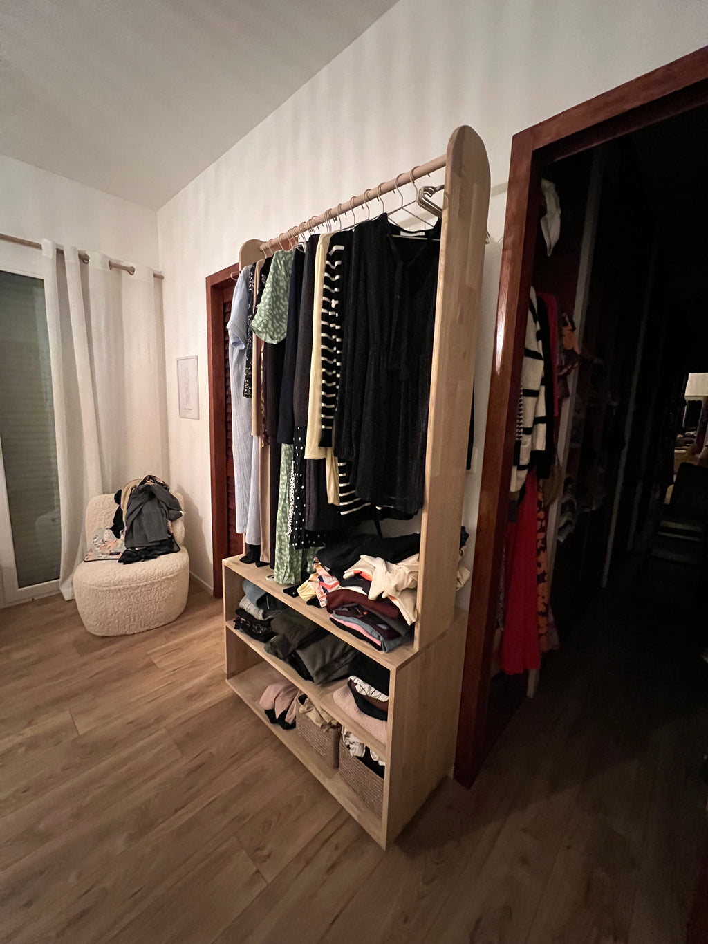 Dressing ouvert en bois massif