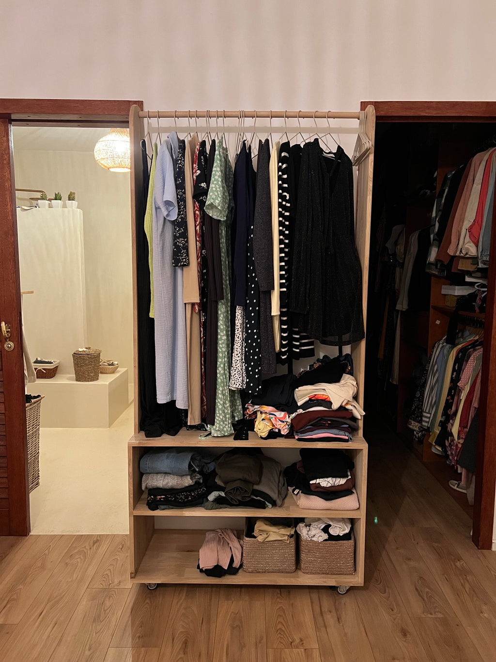 Dressing ouvert en bois massif