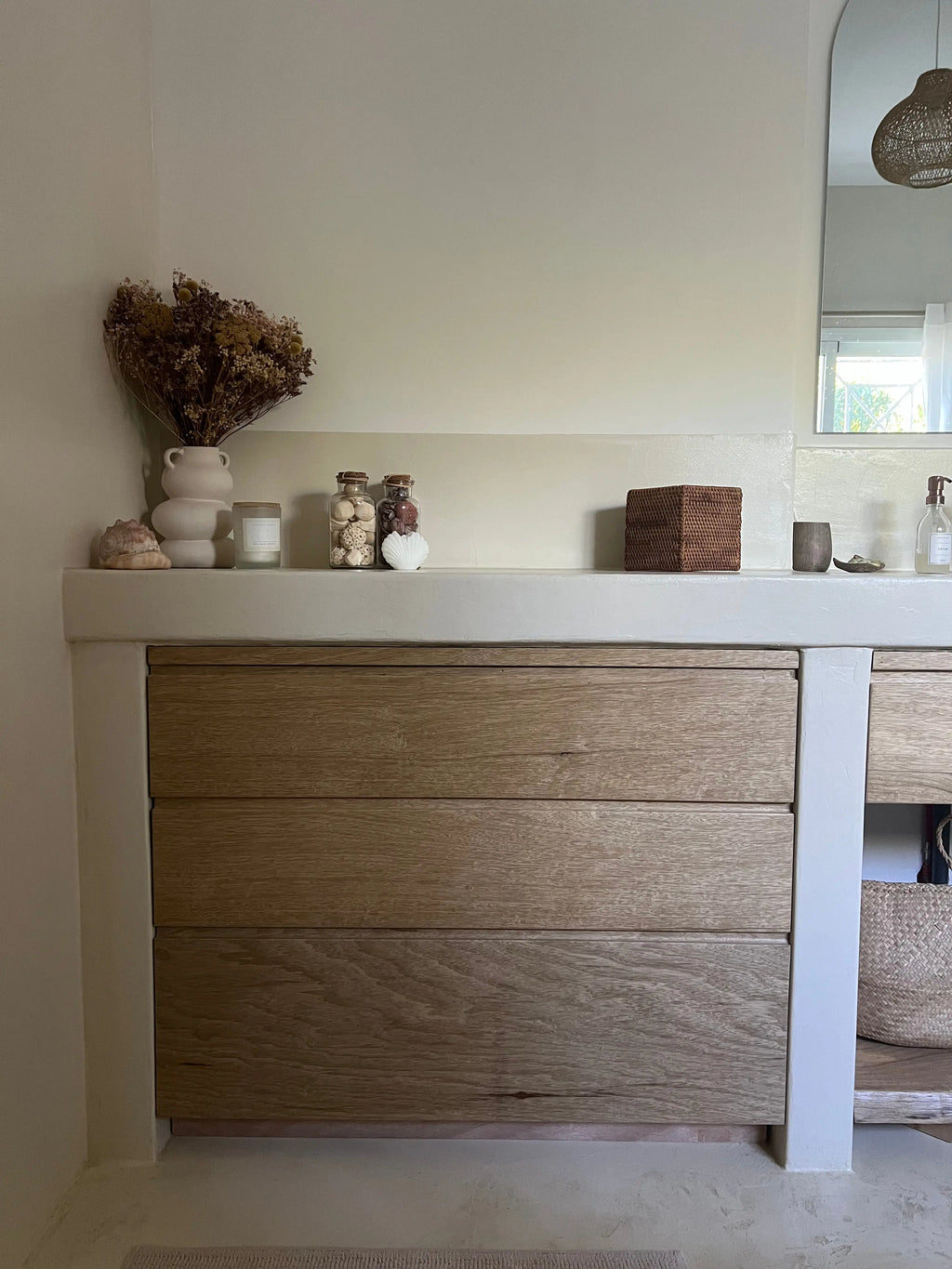 Meuble de salle de bains en fraké massif sur mesure