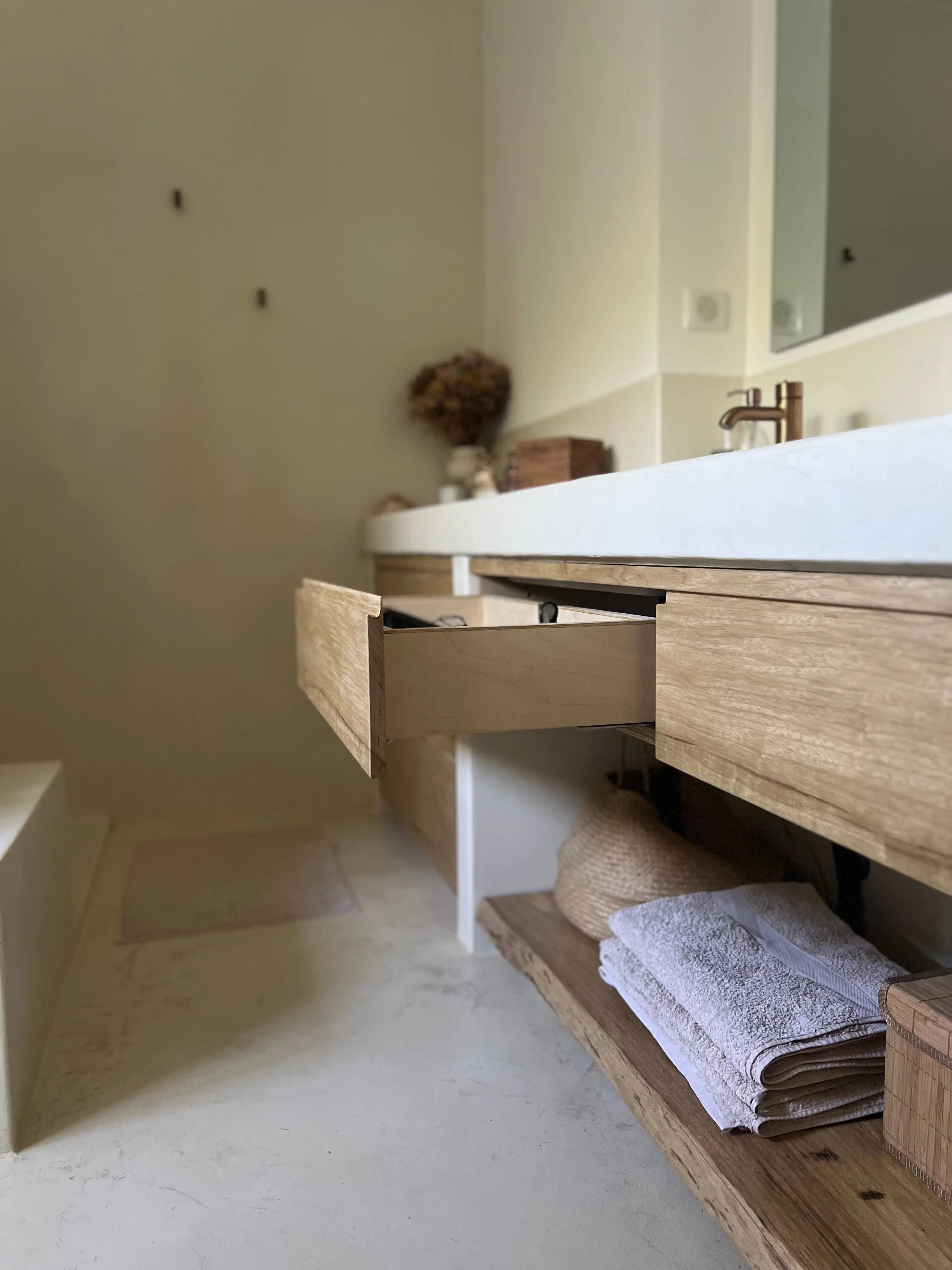 Meuble de salle de bains en fraké massif sur mesure