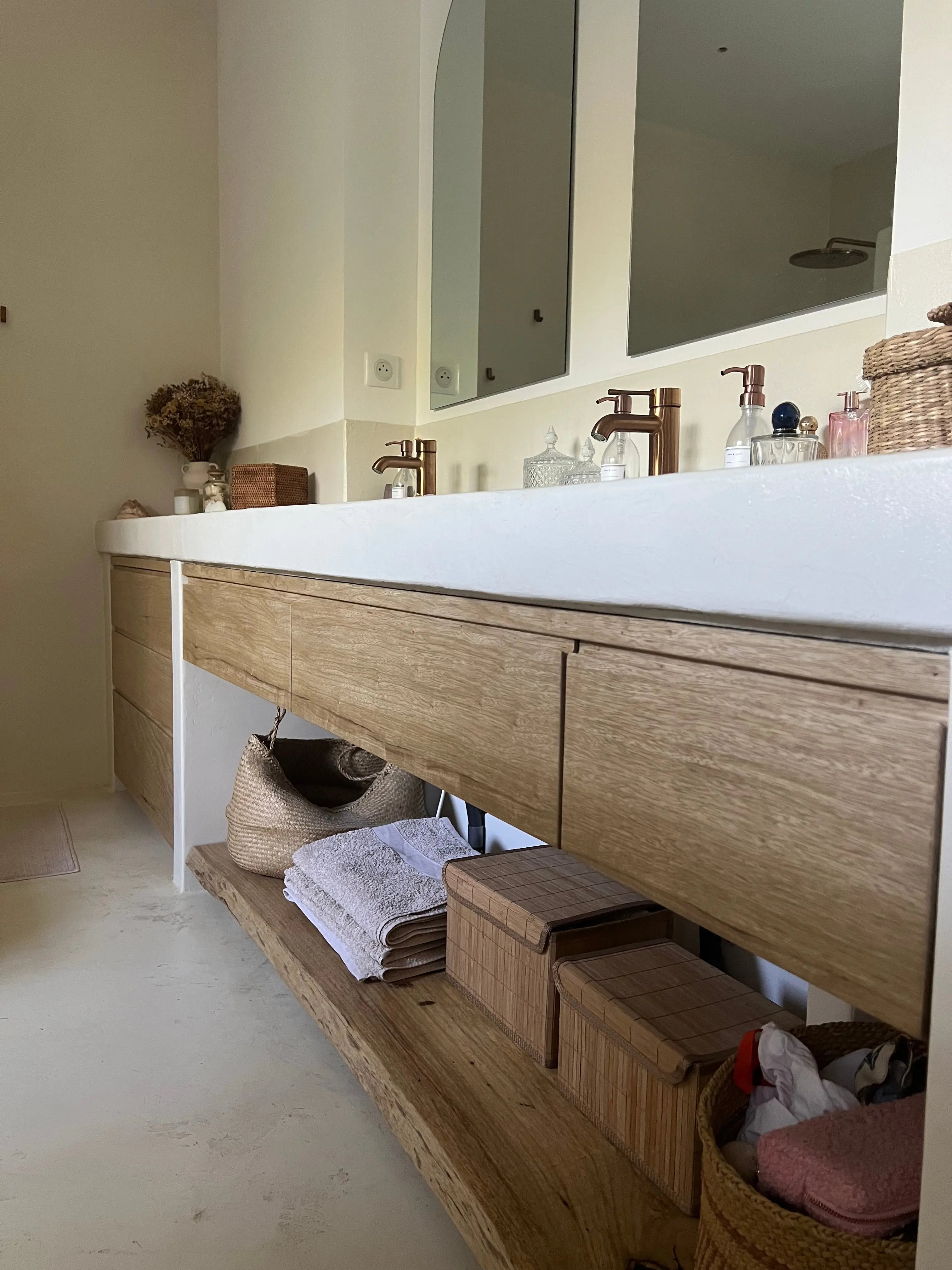 Meuble de salle de bains en fraké massif sur mesure