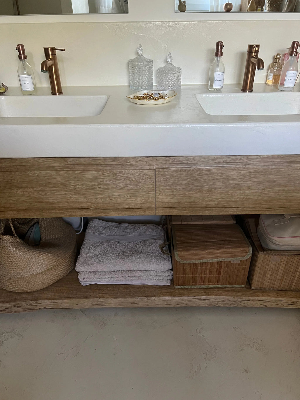 Meuble de salle de bains en fraké massif sur mesure