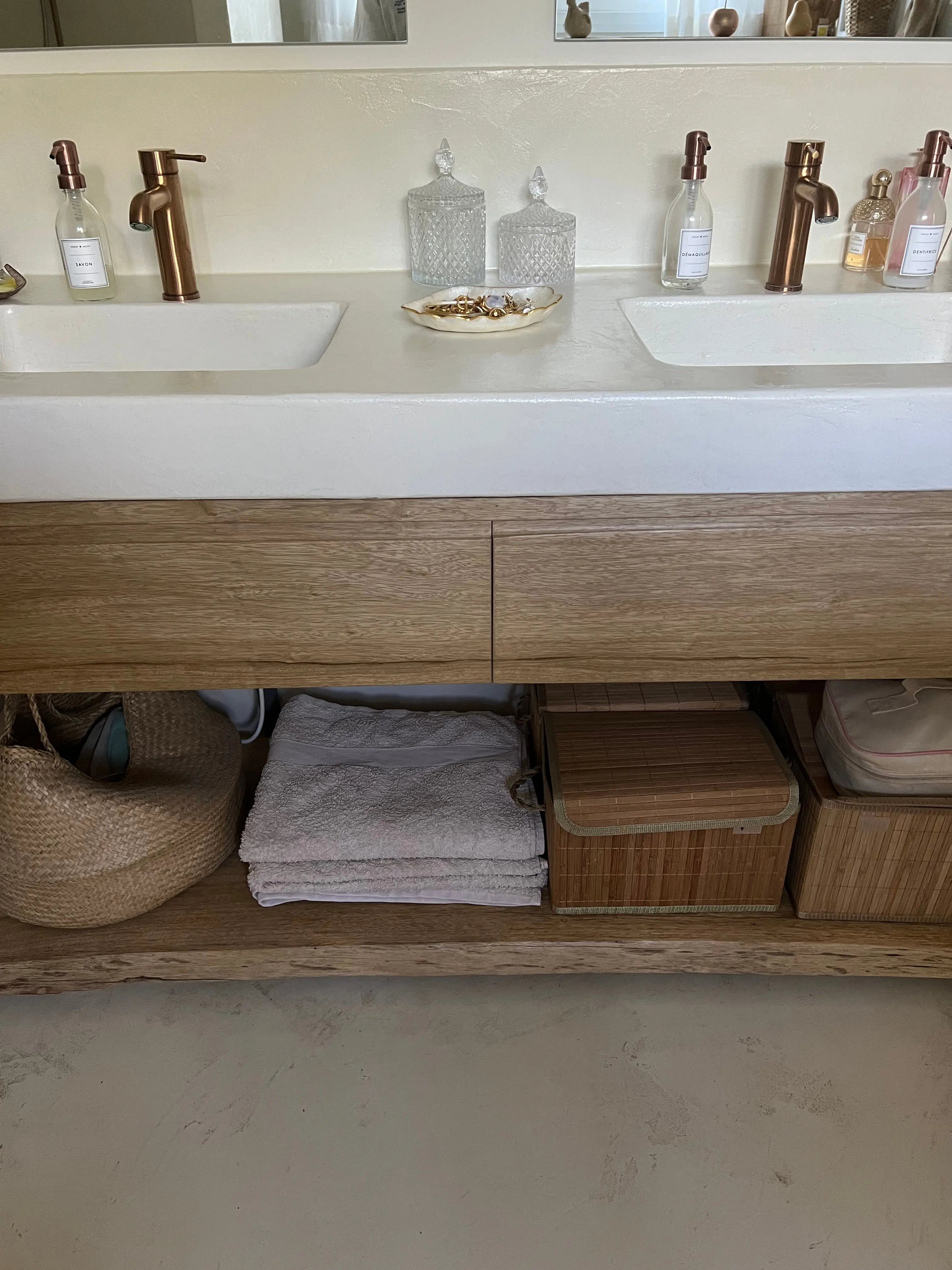 Meuble de salle de bains en fraké massif sur mesure